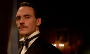 Oswald Mosley, z charakterystycznym wąsem, w eleganckim smokingu. Jego spojrzenie jest przenikliwe, zapowiadając intrygi z Peaky Blinders sezon 5.