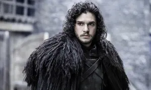 Kit Harington w serialu "Gra o Tron" w futrzanym płaszczu. Jego filmy, seriale i programy to niezapomniane role.