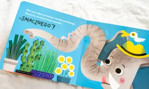 Słoń z trąbą w górze, mały robaczek i ptaszek na kapeluszu. Słoń mówi „Smacznego”! Cześć i czołem kluski z rosołem!