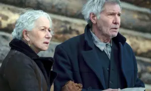 Helen Mirren i Harrison Ford w serialu "1923", zmartwieni, patrzą w dal.