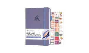 Fioletowy dziennik "One Line A Day Journal" z logo sprytnej kuny i zestawem motywacyjnych naklejek.