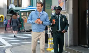 Ryan Reynolds i Taika Waititi idą ulicą z kawą, jakby szykowali się do **free guy 2**.