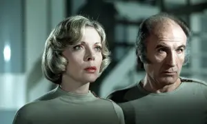 Barbara Bain i Martin Landau, kluczowi członkowie obsady Kosmos 1999, w swoich charakterystycznych uniformach.
