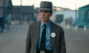 Cillian Murphy jako J. Robert Oppenheimer w filmie o bombie atomowej, z odznaką "K-6" na klapie marynarki.
