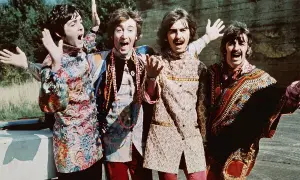 The Beatles w psychodelicznych strojach, jakby gotowi na sesję z George'em Martinem.