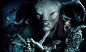 Faun z labiryntu, strażnik tajemniczej księgi, patrzy groźnie.
