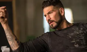 Jon Bernthal z tatuażami na ramieniu i szyi, w koszulce z czaszką. Wiele jego filmów i seriali to mocne role.