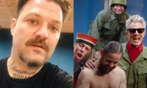 Bam Margera z tatuażami na szyi obok rozbawionej ekipy z Jackass 4.5 w wojskowych strojach.