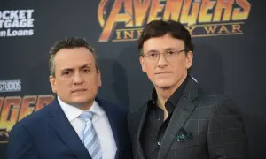 Bracia Russo, reżyserzy Avengers: Wojna bez granic, pozują na premierze filmu.
