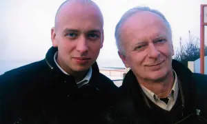 Janusz Olejniczak z rodziną, uśmiechnięci, patrzą w obiektyw.