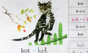 Ilustracja z książeczki do nauki czytania: kot siedzi na płotku, obok gałązka z liśćmi. Tekst "ala ma kota" i słowo "kot" powtarzają się.