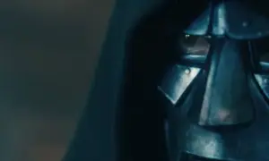 Zwiastun Avengers Doomsday: zbliżenie na metalową maskę z zielonym okiem, sugerującą złowrogą postać.