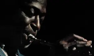 Miles Davis grający na trąbce, okładka albumu "Kind of Blue" – jedne z najlepszych płyt jazzowych wszech czasów.