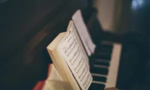 Nuty na fortepianie, jakby grał sam ellington pianista jazzowy.