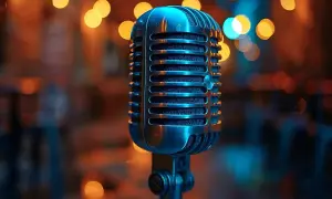 Klasyczny mikrofon gotowy do uchwycenia dźwięków muzyki jazzowej. W tle migoczą ciepłe światła.