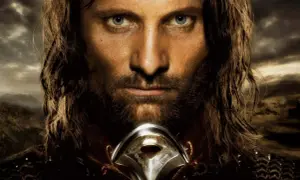 Viggo Mortensen jako Aragorn, zamyślony, z mieczem u szyi, na tle burzowego nieba i gór.