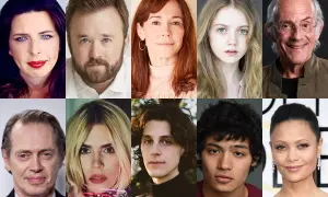 Skład obsady serialu "Wednesday": Emma Myers, Gwendoline Christie, Jenna Ortega, Catherine Zeta-Jones, Luis Guzmán, Riki Lindhome, Hunter Doohan, Percy Hynes White, Joy Sunday, Christina Ricci.