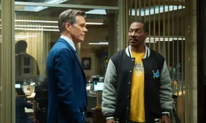 Kevin Bacon i Eddie Murphy, gwiazdy "Gliniarza z Beverly Hills", w rozmowie w biurze.