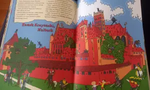 Ilustracja z książki Bolek i Lolek przedstawia zamek w Malborku, gdzie rycerze i ninja przygotowują się do bitwy, a chłopcy szukają trofeum.