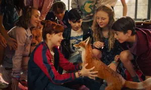 Dzieci zafascynowane lisem w szkole magicznych zwierząt film.