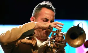 Muzyk grający na trąbce, uwieczniony w chwili uniesienia. To właśnie muzyka jazzowa - najlepsi wykonawcy tworzą takie emocje.