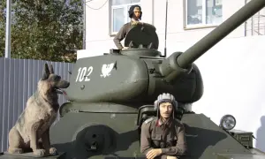 Janek z Czterech Pancernych i pies Szarik na czołgu.