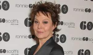 Helen McCrory, znana z filmów, seriali i programów, na tle logo Ronnie Scott's Jazz Club.