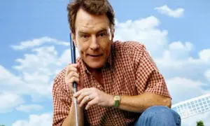 Bryan Cranston w kratę, z kijem golfowym, przypomina postać z jego filmów i seriali.