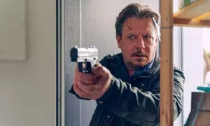 Mężczyzna z pistoletem, napięta scena z serialu "DNA", sezon 2. Ile odcinków czeka widzów?