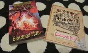 Dwie książki Brandona Mulla z serii Baśniobór: "Smocza straż" i "Księga Wyobraźni".