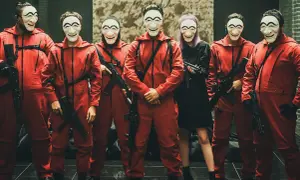 Grupa w czerwonych kombinezonach i maskach z "Domu z papieru" sezon 6. Kiedy zacznie się ich kolejna misja?