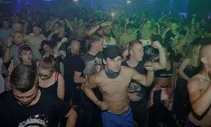 Tłum szaleje na koncercie, czuć energię jak przy najszybszej piosence na świecie.