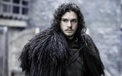 Kit Harington w serialu "Gra o Tron" w futrzanym płaszczu. Jego filmy, seriale i programy to niezapomniane role.