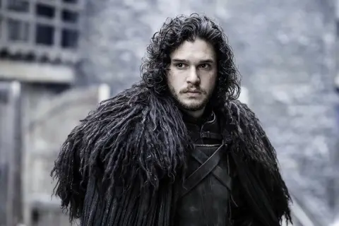 Kit Harington w serialu "Gra o Tron" w futrzanym płaszczu. Jego filmy, seriale i programy to niezapomniane role.