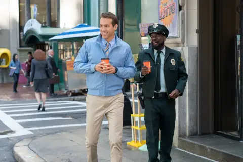 Ryan Reynolds i Taika Waititi idą ulicą z kawą, jakby szykowali się do **free guy 2**.