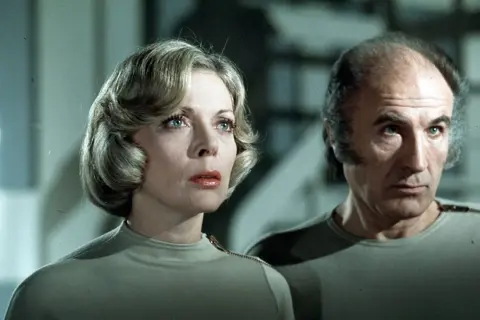 Barbara Bain i Martin Landau, kluczowi członkowie obsady Kosmos 1999, w swoich charakterystycznych uniformach.