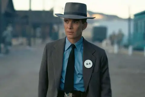 Cillian Murphy jako J. Robert Oppenheimer w filmie o bombie atomowej, z odznaką "K-6" na klapie marynarki.