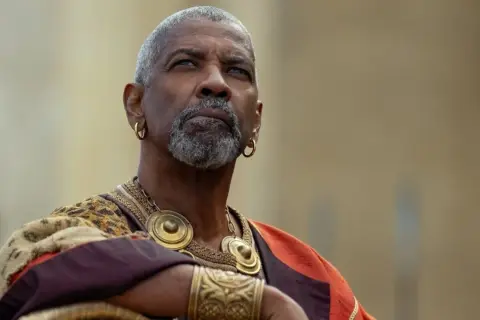Denzel Washington w roli generała w filmie "Gladiator 2". Jego postać może być kluczowa dla fabuły, wprowadzając nowe wątki i konflikty.
