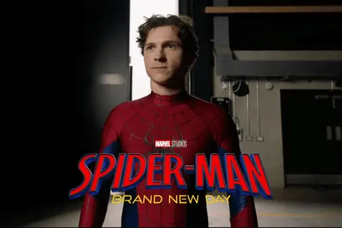 Tom Holland jako Spider-Man w kostiumie, z logo "Spider-Man: Brand New Day" i Marvel Studios.