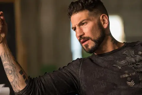 Jon Bernthal z tatuażami na ramieniu i szyi, w koszulce z czaszką. Wiele jego filmów i seriali to mocne role.