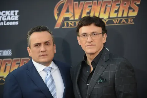 Bracia Russo, reżyserzy Avengers: Wojna bez granic, pozują na premierze filmu.