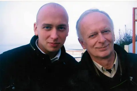 Janusz Olejniczak z rodziną, uśmiechnięci, patrzą w obiektyw.
