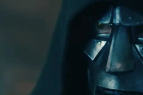 Zwiastun Avengers Doomsday: zbliżenie na metalową maskę z zielonym okiem, sugerującą złowrogą postać.