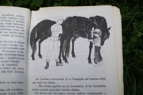 Bracia Lwie Serce: Jonatan i Sucharek rozmawiają przy koniach, przygotowując się do jednej z przygód.
