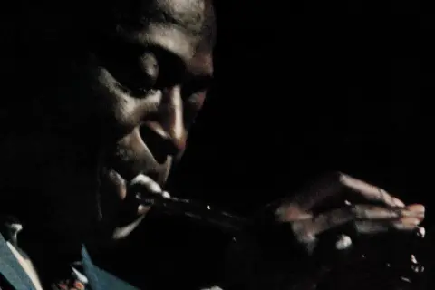 Miles Davis grający na trąbce, okładka albumu "Kind of Blue" – jedne z najlepszych płyt jazzowych wszech czasów.