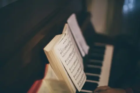 Nuty na fortepianie, jakby grał sam ellington pianista jazzowy.