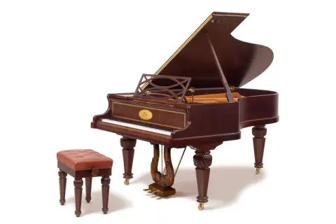 Elegancki fortepian, ulubiony instrument Chopina, z taboretką.