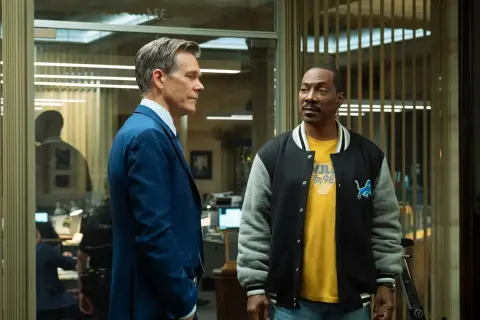 Kevin Bacon i Eddie Murphy, gwiazdy "Gliniarza z Beverly Hills", w rozmowie w biurze.