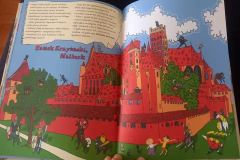 Ilustracja z książki Bolek i Lolek przedstawia zamek w Malborku, gdzie rycerze i ninja przygotowują się do bitwy, a chłopcy szukają trofeum.
