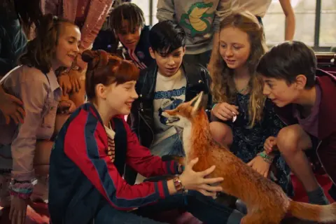 Dzieci zafascynowane lisem w szkole magicznych zwierząt film.
